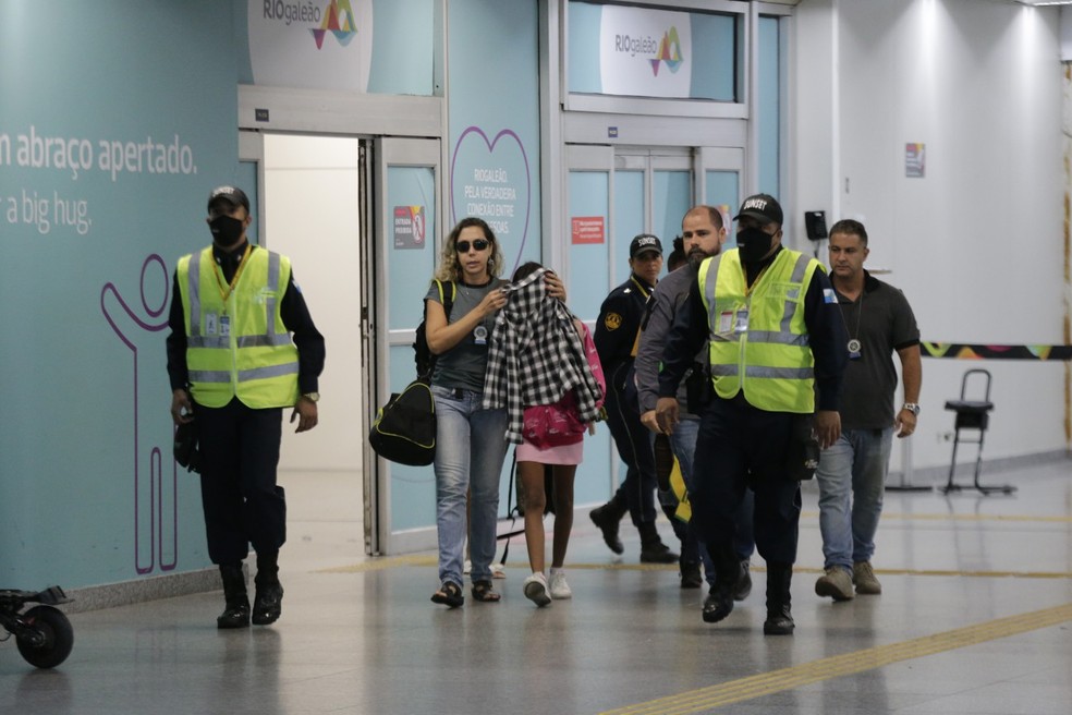 Menina de 12 anos, sequestrada na porta da escola e levada para o Maranhão, desembarca no Galeão  — Foto: Domingos Peixoto