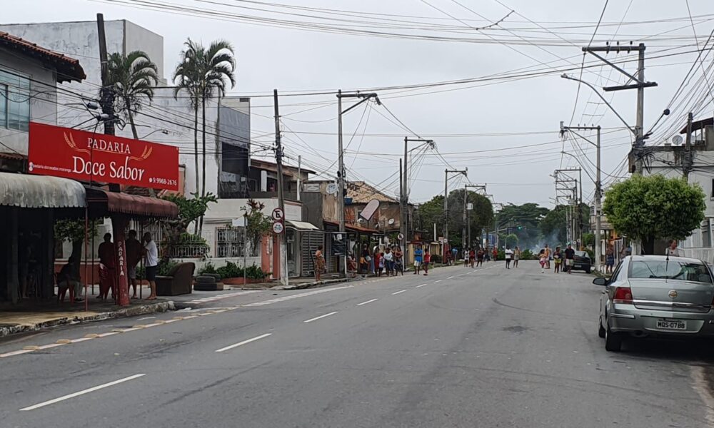 Moradores fecham rua Raul Escobar após quase 24h sem energia