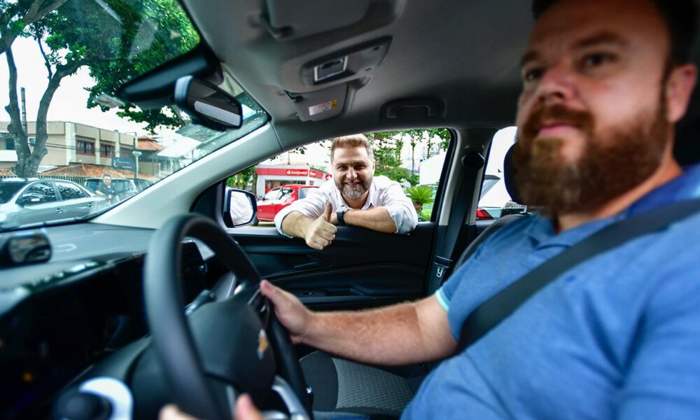 Nova linha de crédito criada pelo Fundecam entrega primeiro veículo financiado por taxista