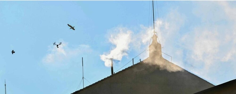 Habemus papam: fumaça branca é vista na Capela Sistina