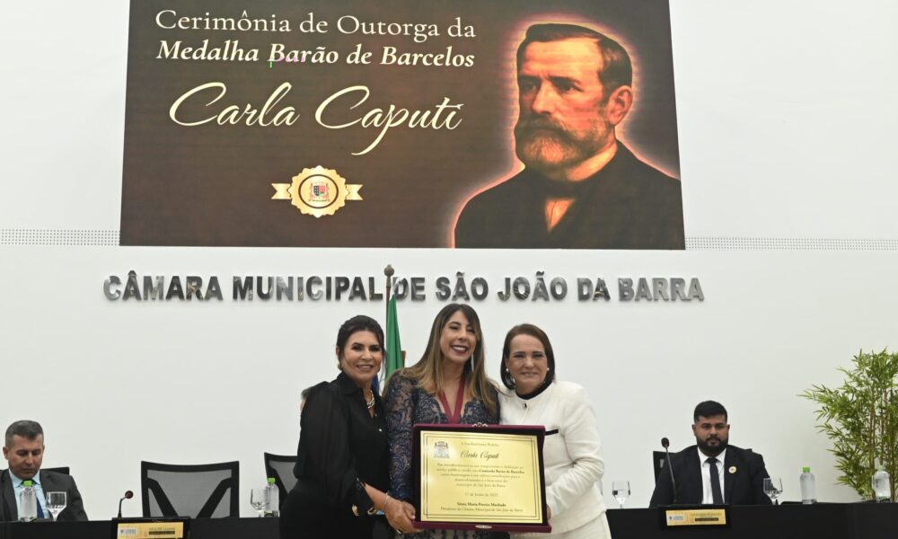 Carla Caputi recebe a Medalha Barão de Barcelos, maior honraria da Câmara de SJB