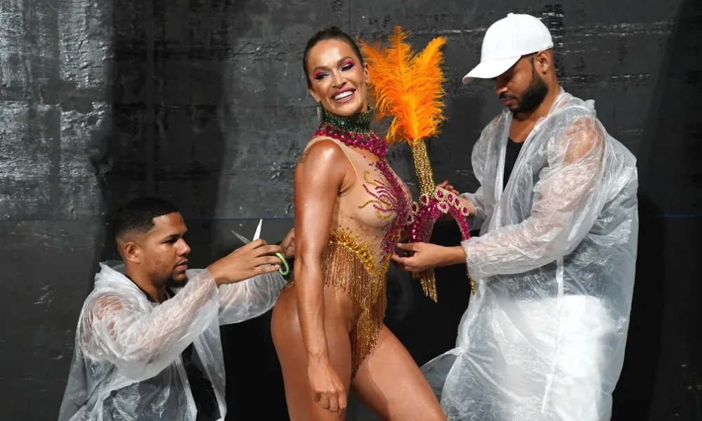 Atleta de polo aquático, madrinha de bateria da Arranco diz que não se intimida com a chuva: ’acostumada com água’