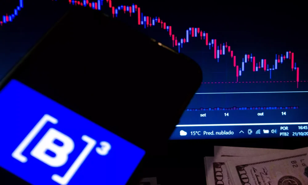 Ibovespa opera em queda, à espera de Fed e BC