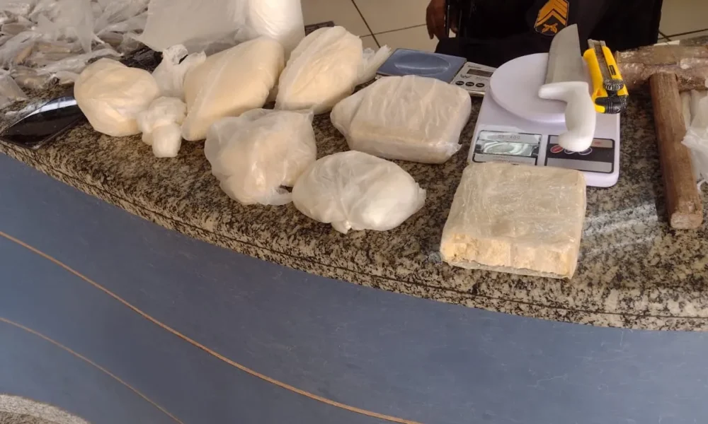 Dois suspeitos por tráfico de drogas são detidos, em Itaperuna, no RJ