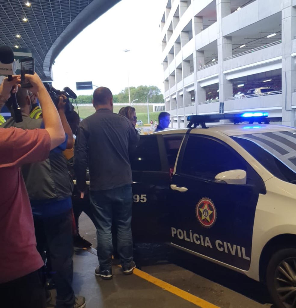 Criança é levada em viatura da polícia para depor — Foto: Eliane Santos/g1 Rio