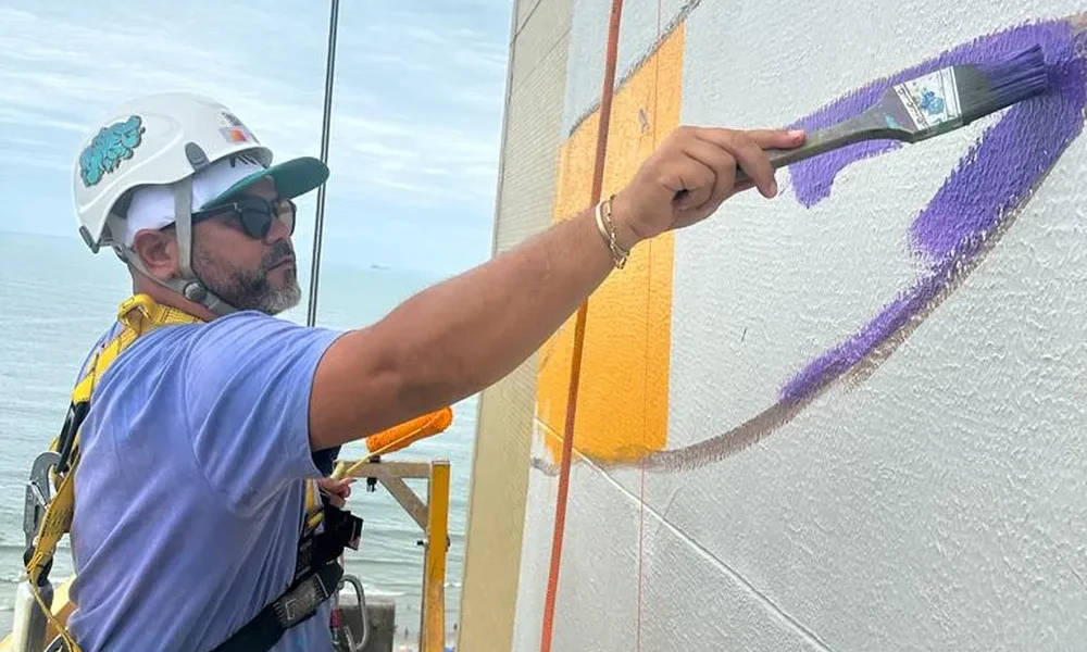 Artista de Macaé faz grafite em prédio de quase 112 metros de altura em Santa Catarina