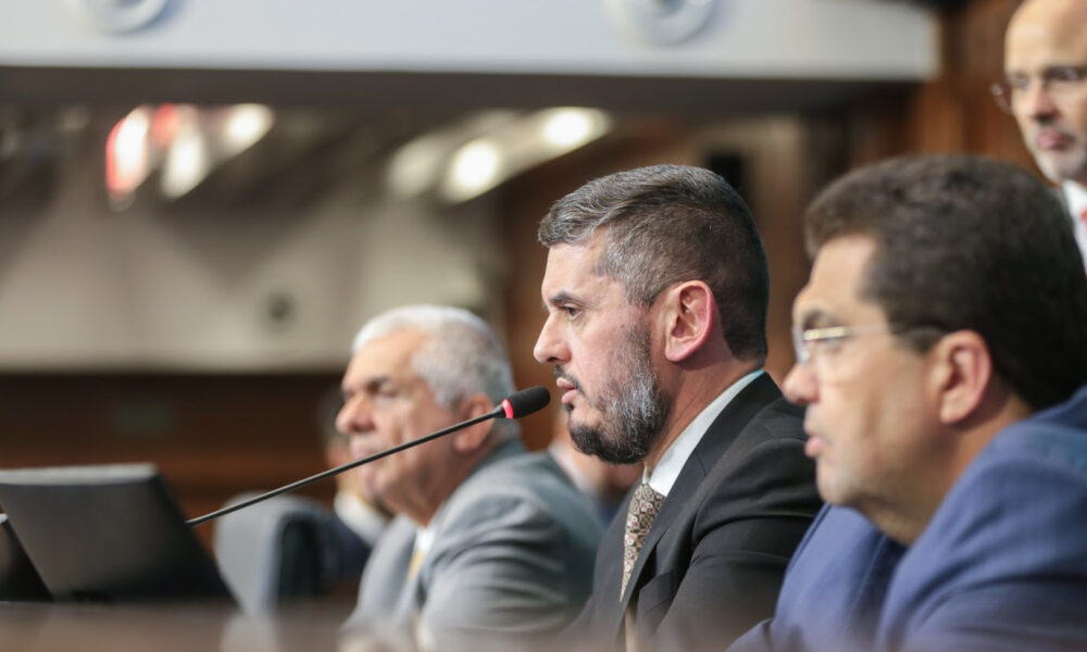 Alerj aprova integralidade de proventos aos familiares de PMs mortos em serviço proposta pelo presidente Bacellar