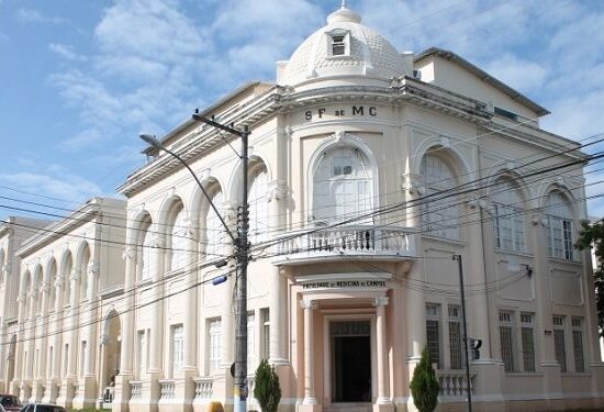 FMC entre as 100 faculdades de Medicina com menores notas no Enamed