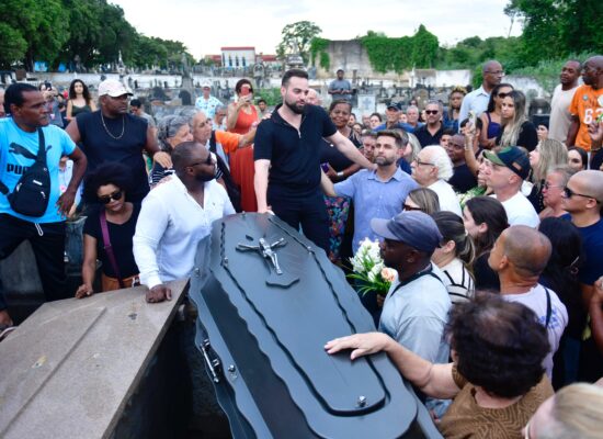 Emoção e reconhecimento marcam despedida do ex-prefeito Arnaldo Vianna