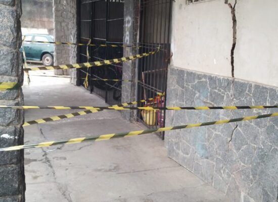 Após rachaduras, Defesa Civil interdita área elétrica em condomínio de Campos