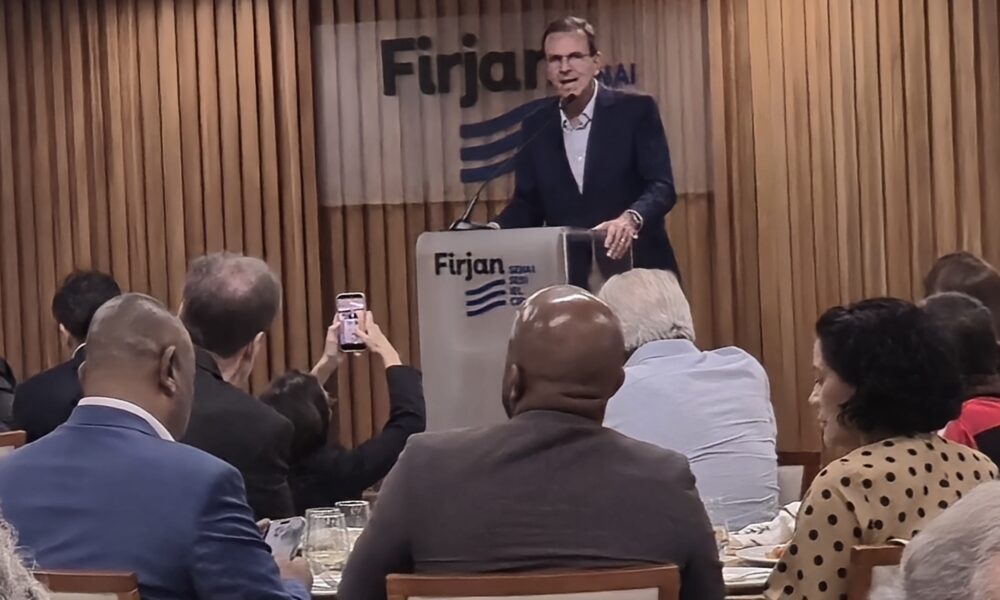 Eduardo Paes promete trabalhar pela retomada de voos comerciais em Campos, caso seja eleito