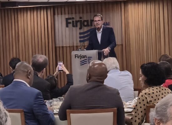 Eduardo Paes promete trabalhar pela retomada de voos comerciais em Campos, caso seja eleito