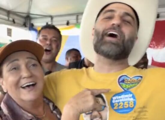 Adesivo, abraço e bom humor: Carla Machado e Wladimir Garotinho protagonizam cena inusitada nos 700 Cavaleiros