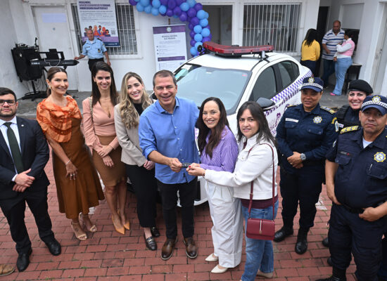 Prefeito Frederico Paes anuncia criação de Secretaria da Mulher durante entrega da primeira viatura da Ronda Maria da Penha