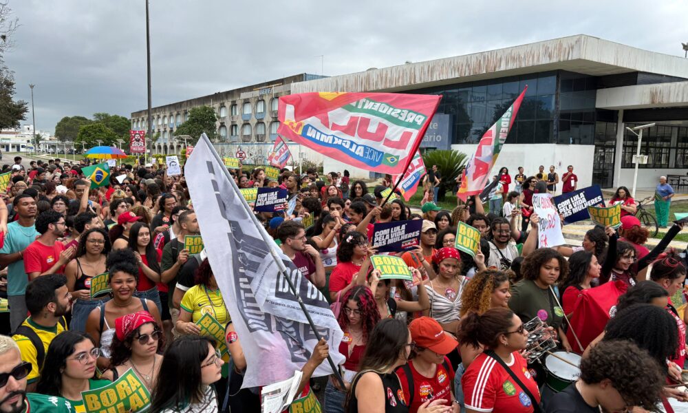 Estudantes da Uenf realizam manifestação um dia após ameaça de bomba ir parar na Polícia