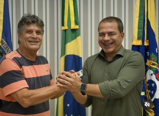 Frederico Paes recebe Silvinho Martins após eleição unânime para presidência da Câmara de Campos